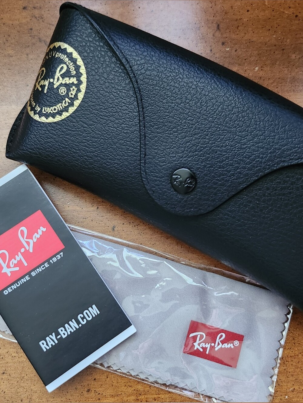 Ray-Ban Black Leather Sunglass Case+ Gray Cloth